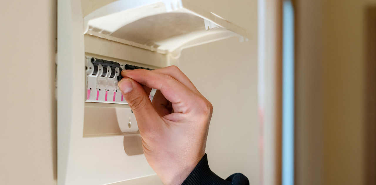 引っ越しで電気の使用を止める・始める方法とは?タイミングも解説